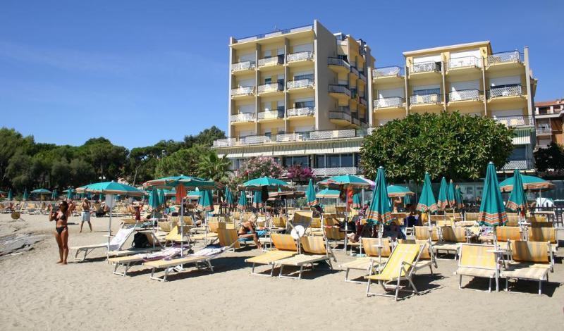Hotel Bellevue Et Mediterranee Diano Marina Exterior foto