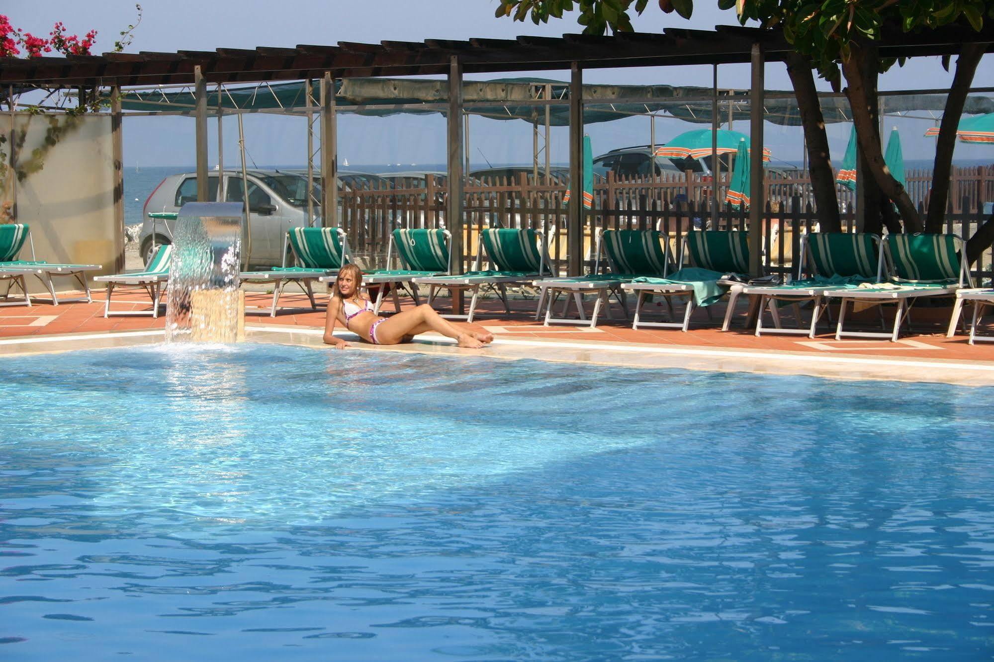 Hotel Bellevue Et Mediterranee Diano Marina Exterior foto