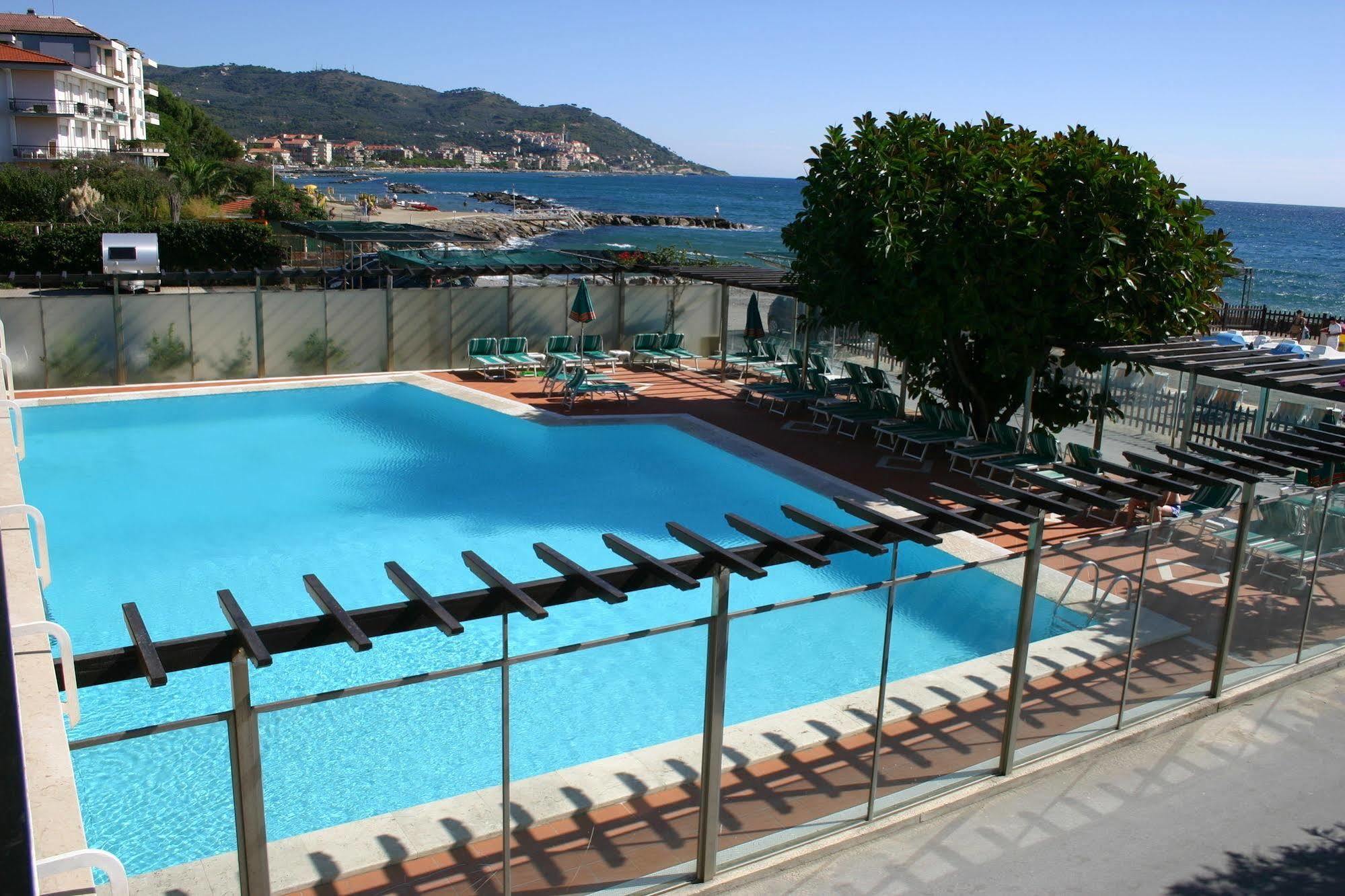 Hotel Bellevue Et Mediterranee Diano Marina Exterior foto