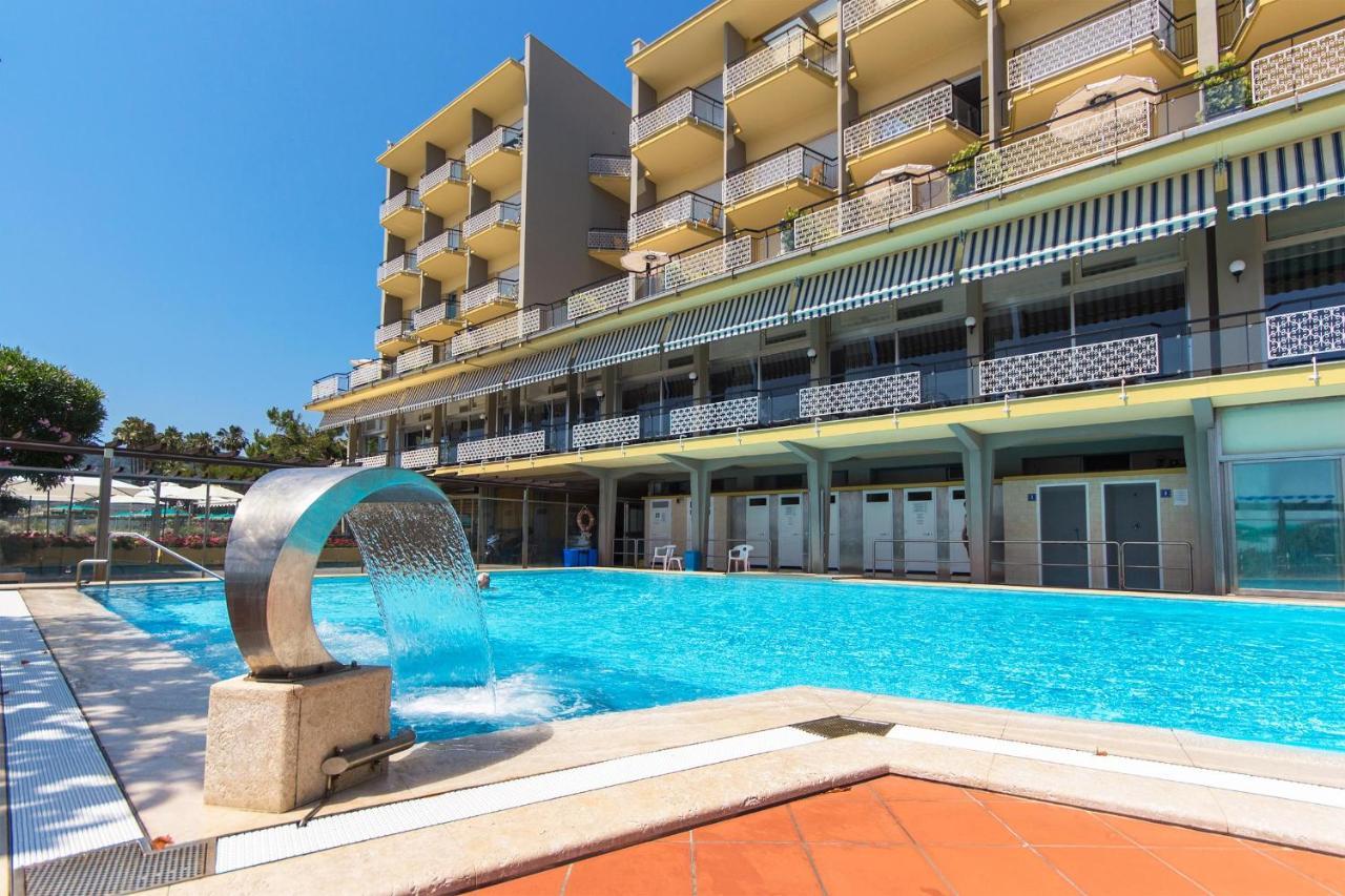Hotel Bellevue Et Mediterranee Diano Marina Exterior foto